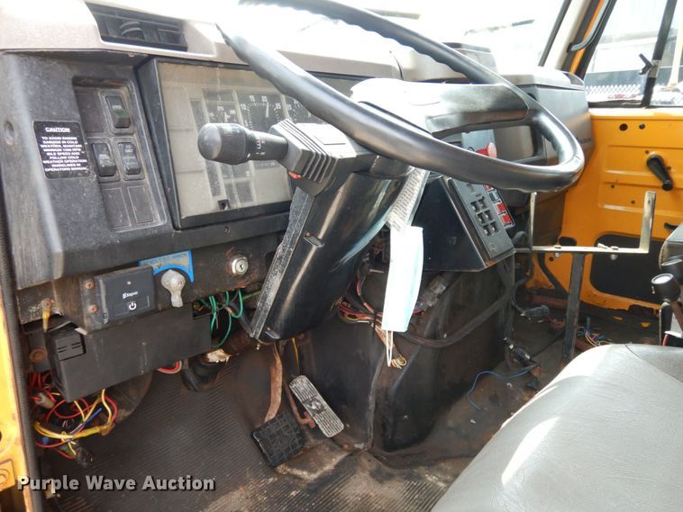 image for item LM9542 2001 International 4900  dump truck