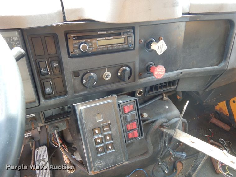 image for item LM9542 2001 International 4900  dump truck