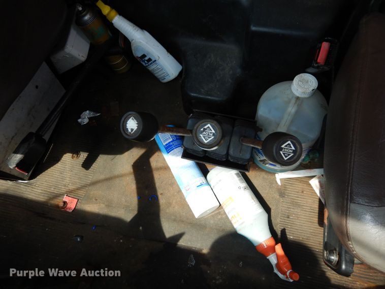 image for item LM9542 2001 International 4900  dump truck