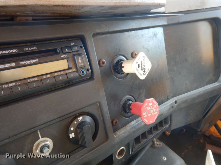 image for item LM9542 2001 International 4900  dump truck