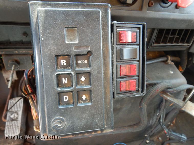 image for item LM9542 2001 International 4900  dump truck