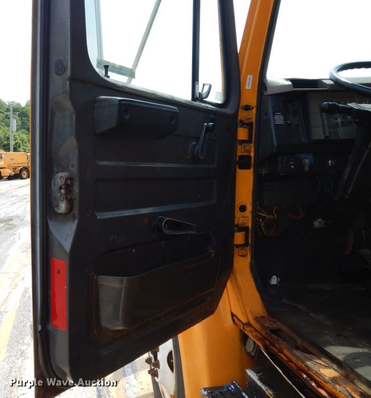 image for item LM9542 2001 International 4900  dump truck