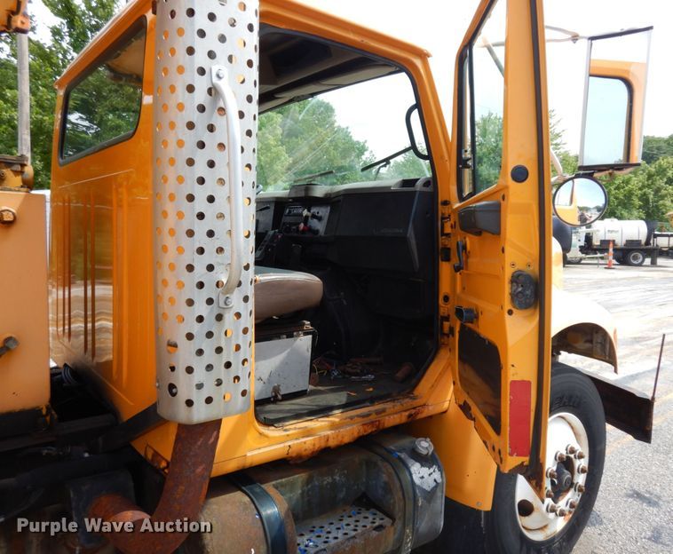 image for item LM9542 2001 International 4900  dump truck