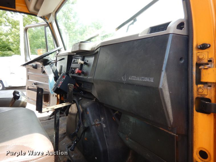 image for item LM9542 2001 International 4900  dump truck