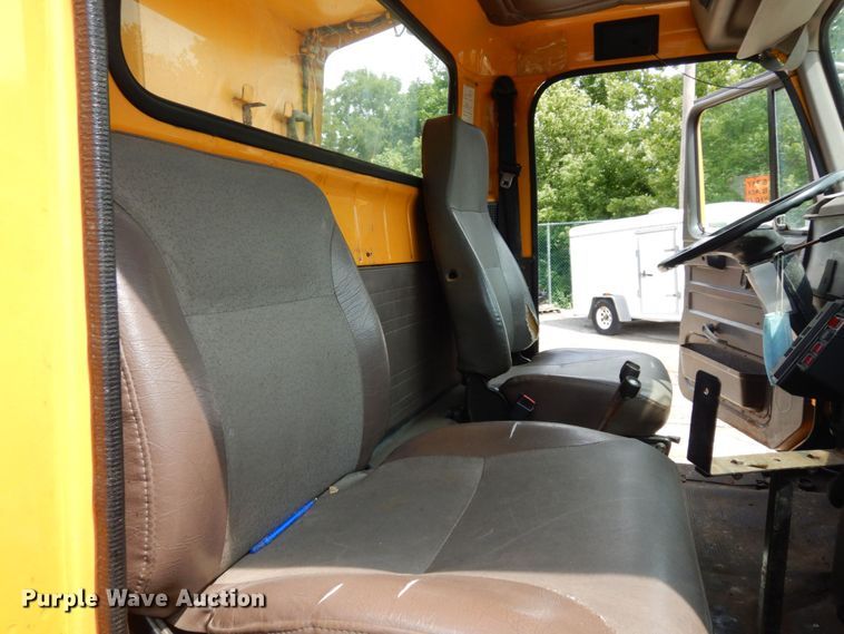 image for item LM9542 2001 International 4900  dump truck