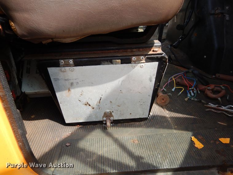 image for item LM9542 2001 International 4900  dump truck