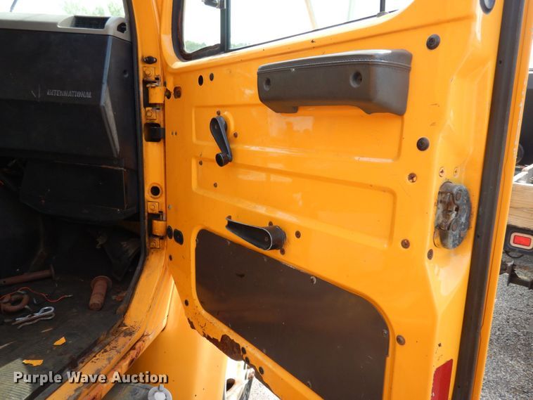 image for item LM9542 2001 International 4900  dump truck