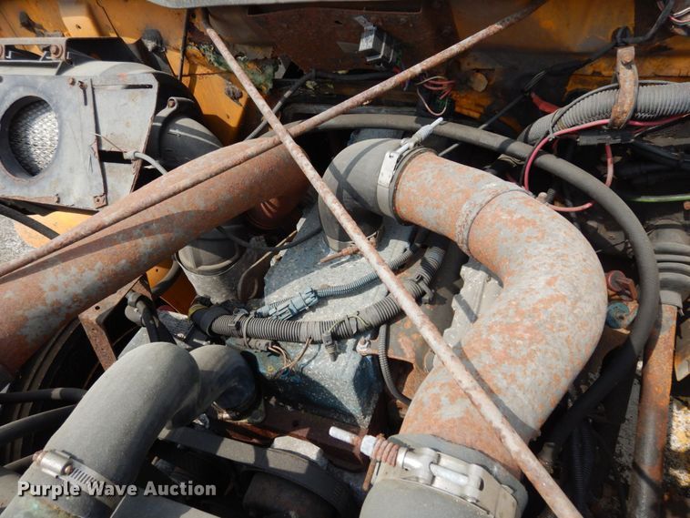 image for item LM9542 2001 International 4900  dump truck