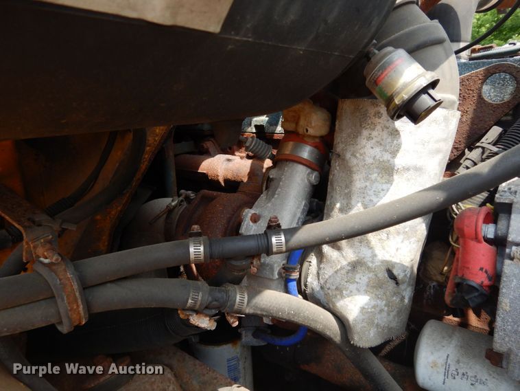 image for item LM9542 2001 International 4900  dump truck