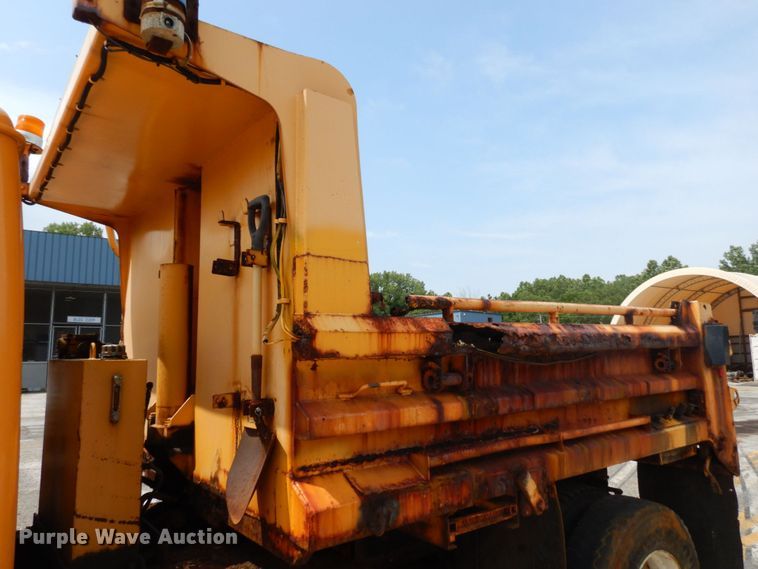 image for item LM9542 2001 International 4900  dump truck