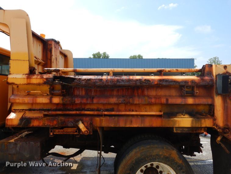 image for item LM9542 2001 International 4900  dump truck