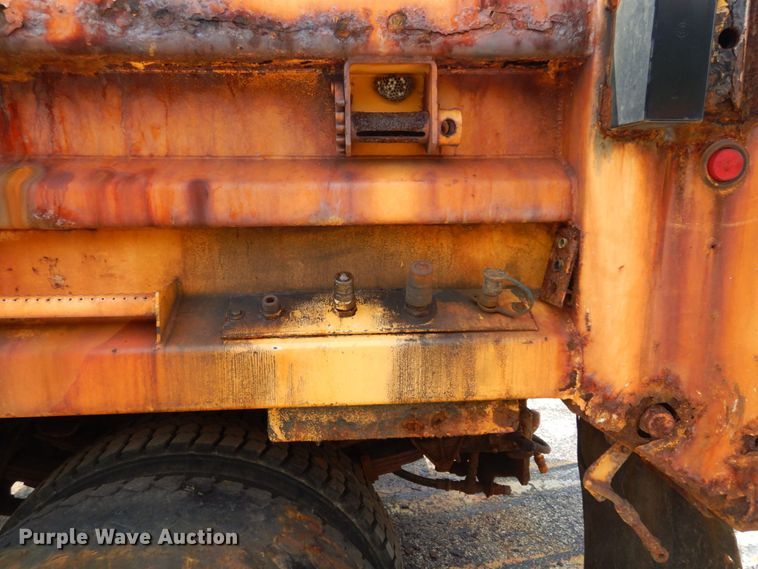 image for item LM9542 2001 International 4900  dump truck