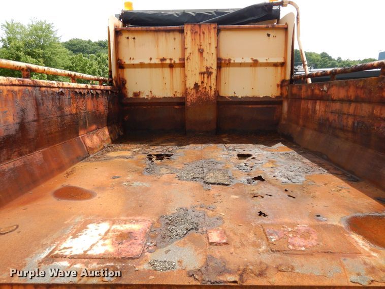 image for item LM9542 2001 International 4900  dump truck