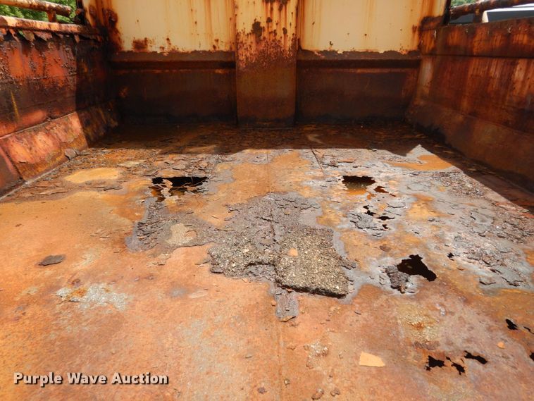 image for item LM9542 2001 International 4900  dump truck