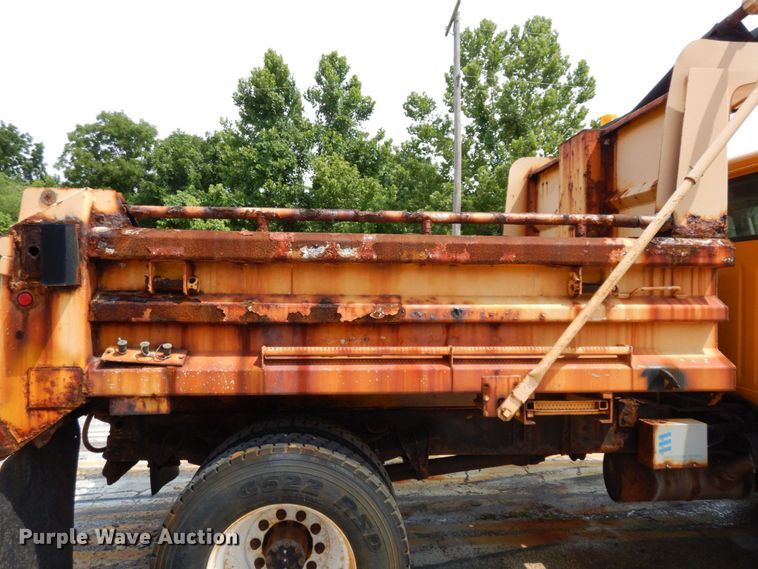 image for item LM9542 2001 International 4900  dump truck