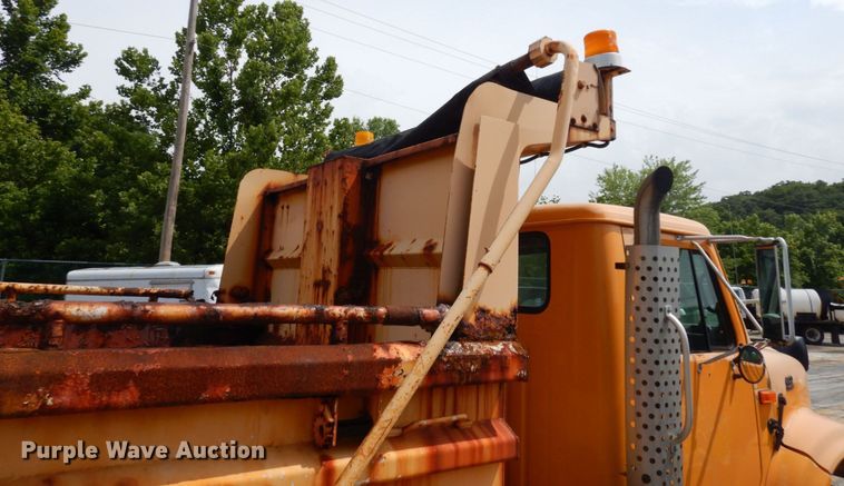 image for item LM9542 2001 International 4900  dump truck