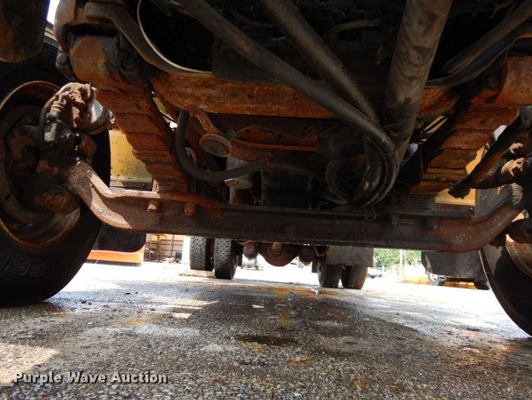 image for item LM9542 2001 International 4900  dump truck