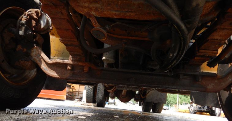 image for item LM9542 2001 International 4900  dump truck