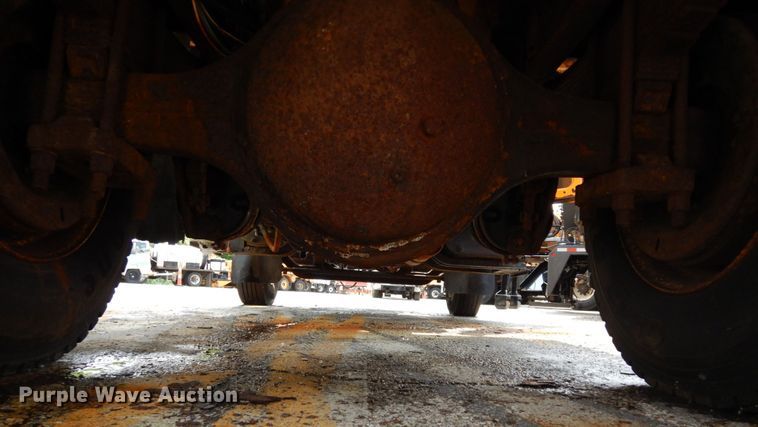 image for item LM9542 2001 International 4900  dump truck