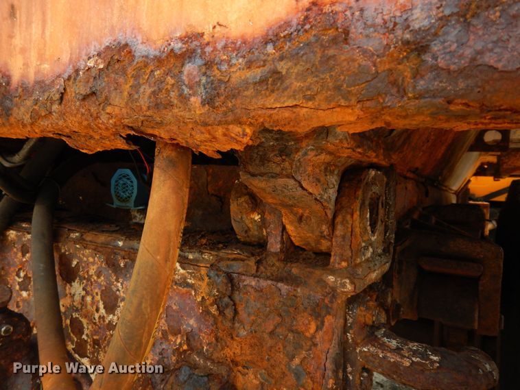 image for item LM9542 2001 International 4900  dump truck