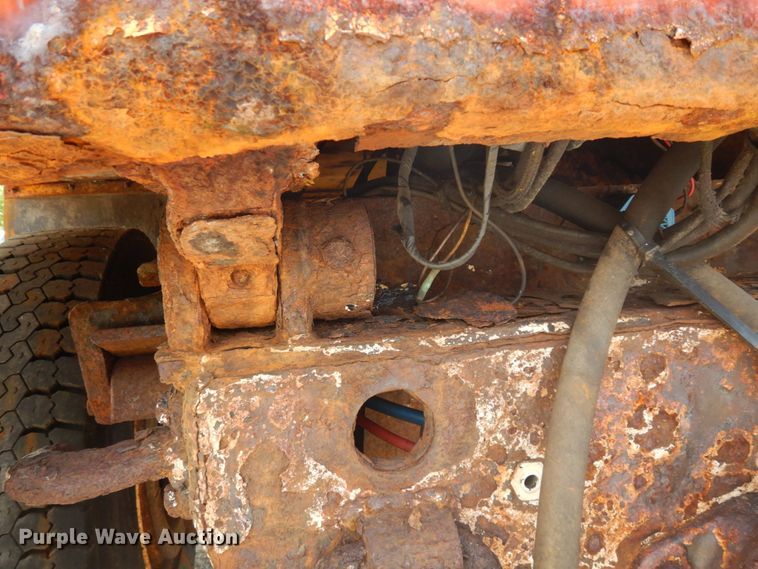 image for item LM9542 2001 International 4900  dump truck