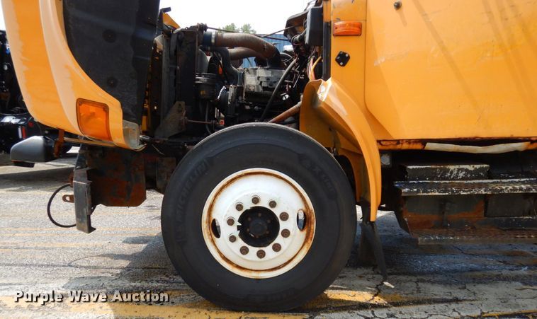 image for item LM9542 2001 International 4900  dump truck