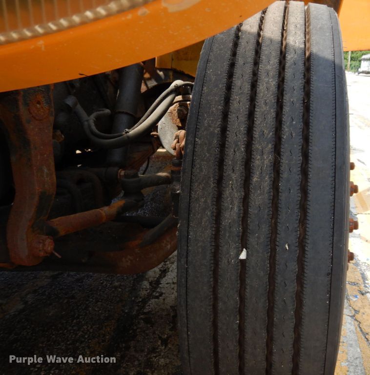 image for item LM9542 2001 International 4900  dump truck