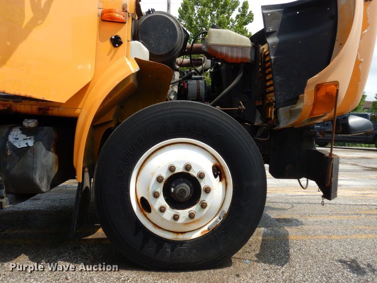 image for item LM9542 2001 International 4900  dump truck