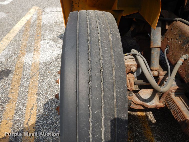 image for item LM9542 2001 International 4900  dump truck