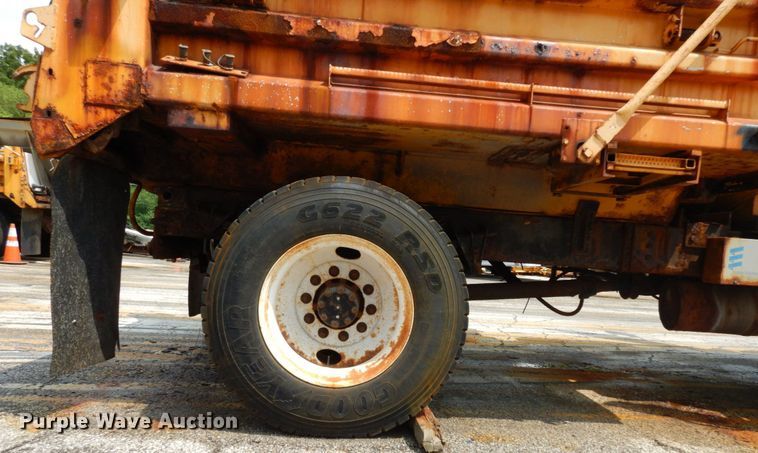 image for item LM9542 2001 International 4900  dump truck