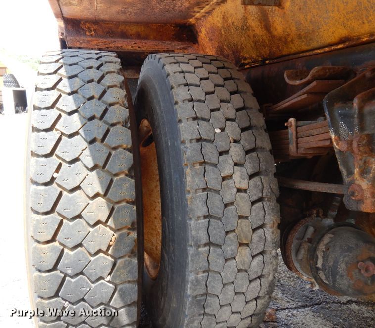 image for item LM9542 2001 International 4900  dump truck