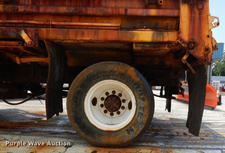 image for item LM9542 2001 International 4900  dump truck