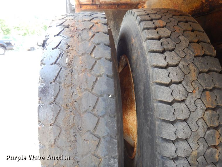 image for item LM9542 2001 International 4900  dump truck