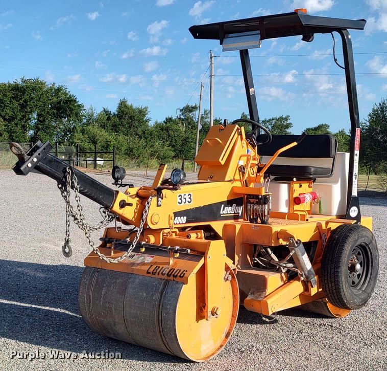 image for item LU9173 2016 LeeBoy 400T  double drum roller