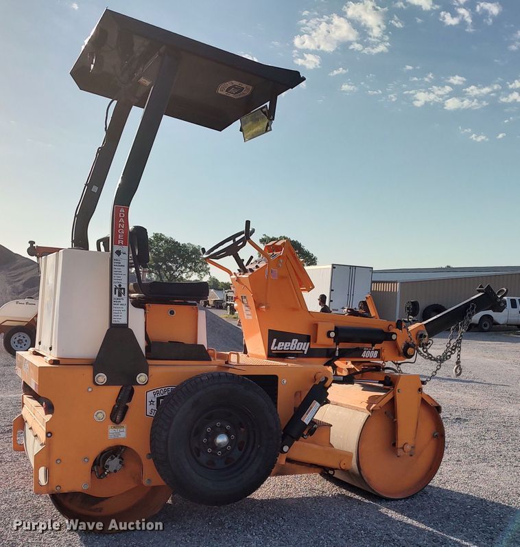 image for item LU9173 2016 LeeBoy 400T  double drum roller