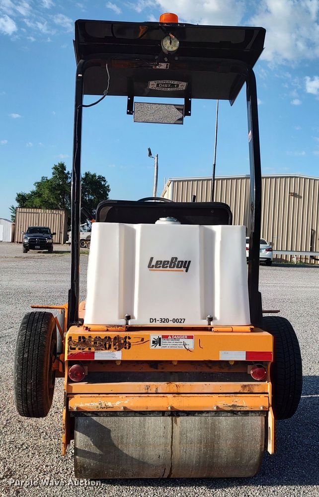 image for item LU9173 2016 LeeBoy 400T  double drum roller