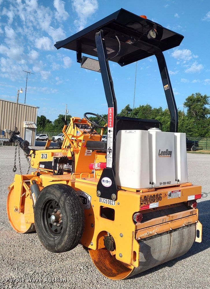 image for item LU9173 2016 LeeBoy 400T  double drum roller