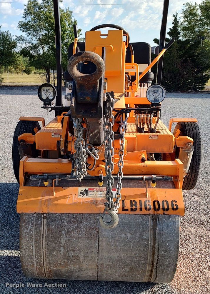 image for item LU9173 2016 LeeBoy 400T  double drum roller