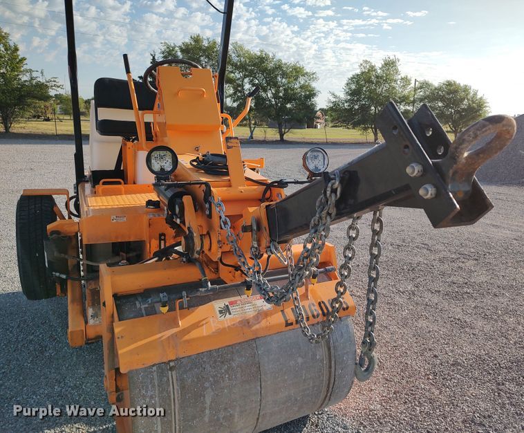 image for item LU9173 2016 LeeBoy 400T  double drum roller