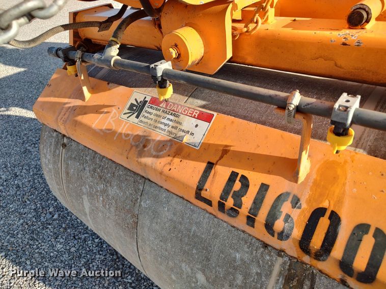 image for item LU9173 2016 LeeBoy 400T  double drum roller