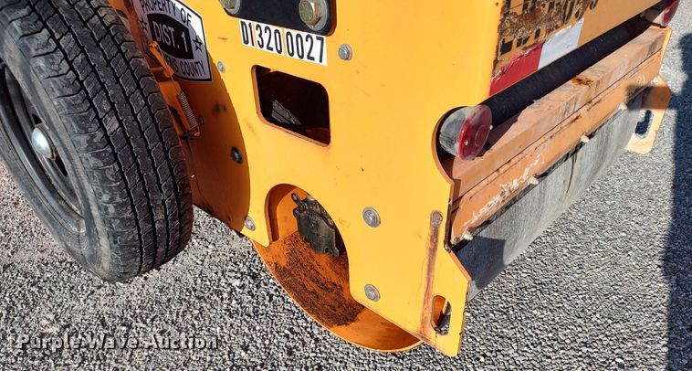 image for item LU9173 2016 LeeBoy 400T  double drum roller