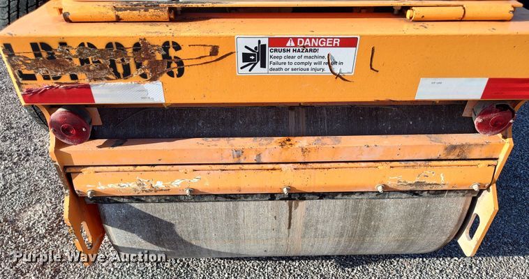 image for item LU9173 2016 LeeBoy 400T  double drum roller