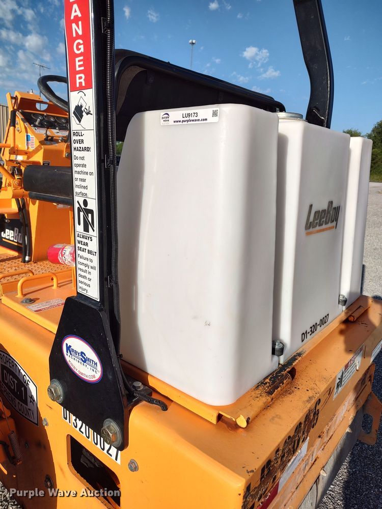 image for item LU9173 2016 LeeBoy 400T  double drum roller