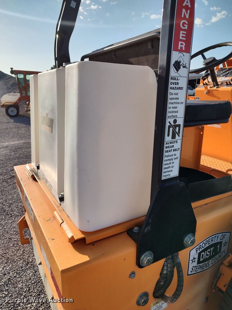 image for item LU9173 2016 LeeBoy 400T  double drum roller