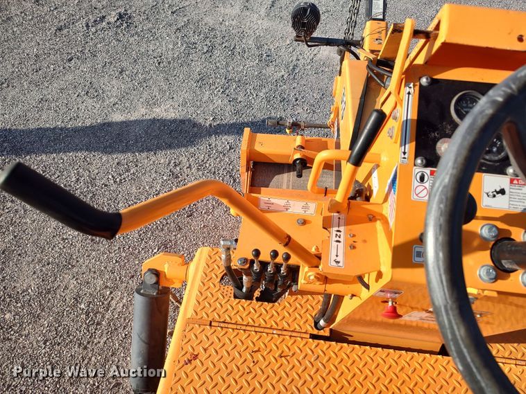 image for item LU9173 2016 LeeBoy 400T  double drum roller