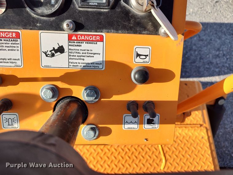 image for item LU9173 2016 LeeBoy 400T  double drum roller