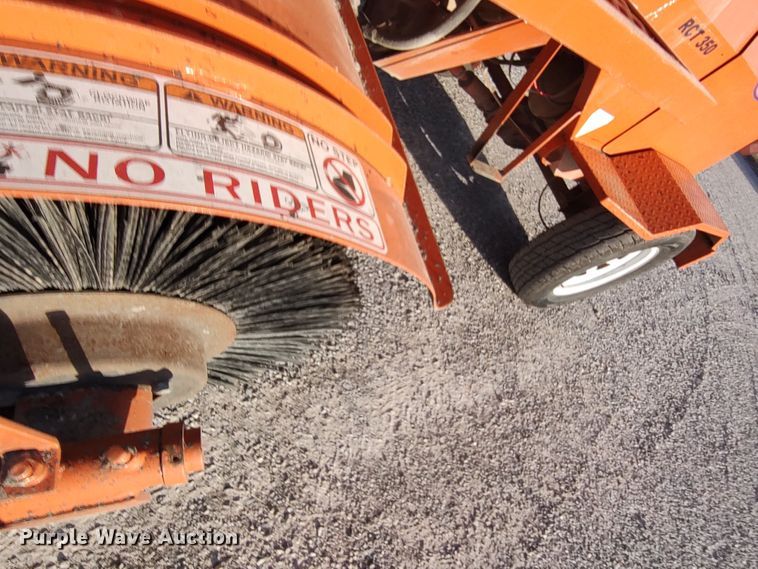 image for item LU9174 2018 Broce RCT350  broom