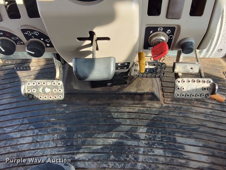 image for item LU9175 2006 John Deere 6403  tractor