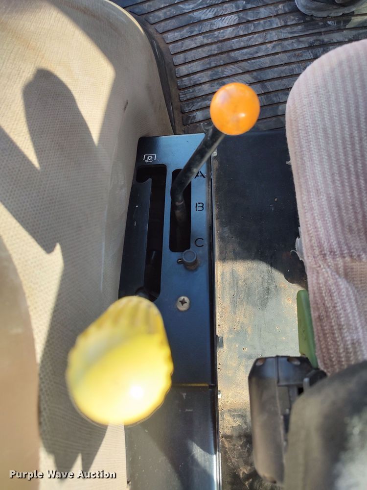 image for item LU9175 2006 John Deere 6403  tractor