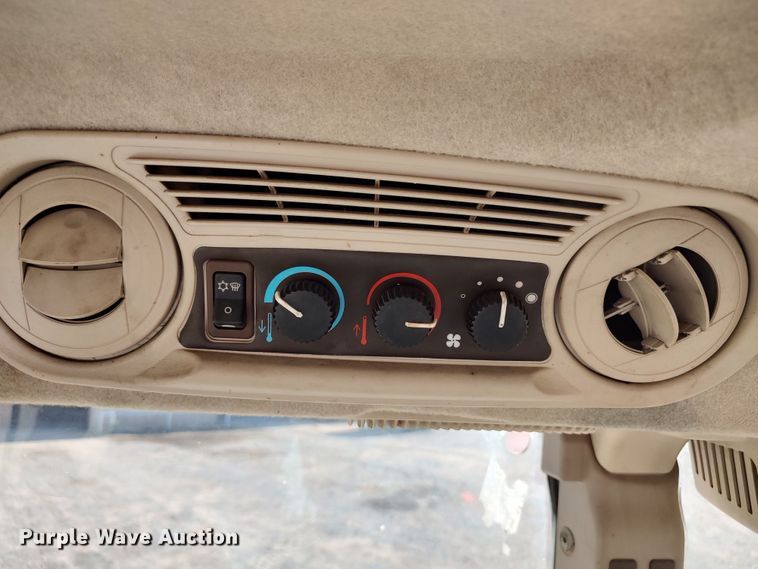 image for item LU9175 2006 John Deere 6403  tractor